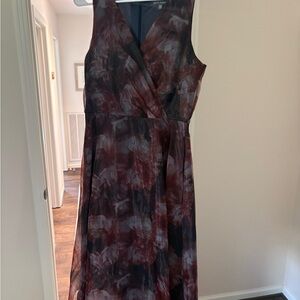 julia jordan Sleeveless V-Neck Floral Midi Dress in Burgundy and Gray